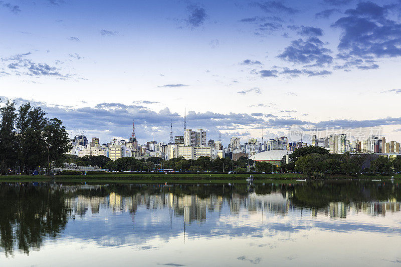 从巴西伊比拉普埃拉公园(Ibirapuera Park)可以看到圣保罗令人惊叹的美景